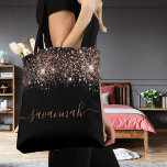 Bolsa Tote Script de monograma rosa dourado preto<br><div class="desc">Um fundo preto chic decorado com gotas de rosa dourado. Personalize e adicione um nome. Texto rosa dourado. O nome é escrito com um moderno estilo escrito à mão com traços. Para manter as hastes, exclua apenas o nome da amostra, deixe os espaços ou emoji na frente e depois do...</div>