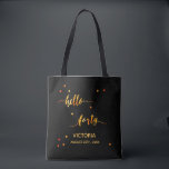 Bolsa Tote script de nome do aniversário de 40 anos black gol<br><div class="desc">Elegante e moderno para uma aniversário de 40 anos. Espanhol preto chic e texto dourado falso escrito com um script de estilo tendencioso com letra manual: olá,  quarenta. Com pontos de ouro como decoração. Modelos para um nome e data,  carta de ouro.</div>