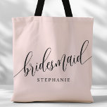 Bolsa Tote Script Moderno da Bridesmaid Rosa Blush<br><div class="desc">Mostre seu apreço à sua festa de noiva com esta na moda pincelada de honra rosa. Apresentando um roteiro moderno e personalizável com o nome de sua dama de honra, este saco de tote é prático e elegante. A cor suave e o design chic tornam-no perfeito para o essencial do...</div>