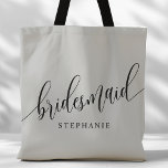 Bolsa Tote Script Moderno de Bridesmaid de Cinza Suave<br><div class="desc">Mostre seu apreço à sua festa noiva com esta na moda, madrinha de cinza. Apresentando um roteiro moderno e personalizável com o nome de sua dama de honra, este saco de tote é prático e elegante. A cor suave e o design chic tornam-no perfeito para o essencial do dia de...</div>