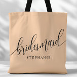 Bolsa Tote Script Moderno de Bridesmaid de Pêssego Suave<br><div class="desc">Mostre seu apreço à sua festa noiva com este saco de tote da dama de pêssego mole na moda. Apresentando um roteiro moderno e personalizável com o nome de sua dama de honra, este saco de tote é prático e elegante. A cor suave e o design chic tornam-no perfeito para...</div>