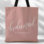 Bolsa Tote Script Moderno de Bridesmaid Rosa-Rosa Dusty<br><div class="desc">Mostre seu apreço à sua festa noiva com esta na moda poeirenta, rosa cor-de-rosa. Apresentando um roteiro moderno e personalizável com o nome de sua dama de honra, este saco de tote é prático e elegante. A cor suave e o design chic tornam-no perfeito para o essencial do dia de...</div>