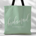 Bolsa Tote Script Moderno do Dusty Mint Bridesmaid<br><div class="desc">Mostre seu apreço à sua festa noiva com esta na moda empoeirada, madrinha verde de noiva. Apresentando um roteiro moderno e personalizável com o nome de sua dama de honra, este saco de tote é prático e elegante. A cor suave e o design chic tornam-no perfeito para o essencial do...</div>