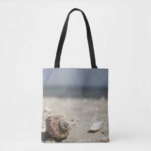 Bolsa Tote Seashells na areia pelo mar