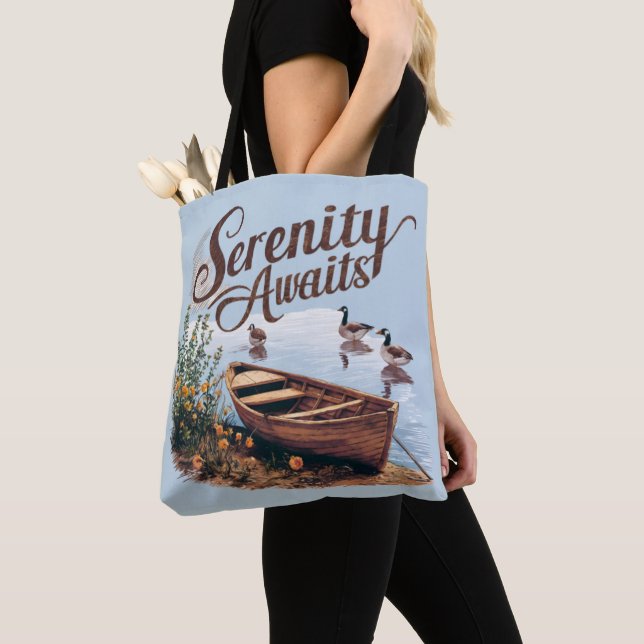 Bolsa Tote Serene Lake Boat com gansos e flores selvagens (Close Up)