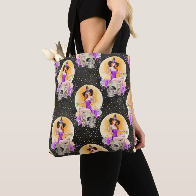 BOLSA TOTE SEXY HALLOWEEN WITCH NO CRÂNIO COM FLORES (Close Up)