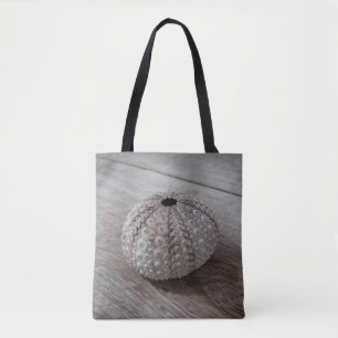 Bolsa Tote Shell sobre uma mesa de madeira