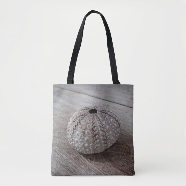 Bolsa Tote Shell sobre uma mesa de madeira (Frente)