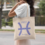 Bolsa Tote Sinal de Astrologia de Peixes Roxos bonito Persona<br><div class="desc">Esta bolsa de Peixes roxa e lavanda bonito apresenta seu sinal astrológico do Zodiac em uma bela faísca como as constelações e o texto personalizado. Personalize este bonito presente personalizado com seu nome em lindos scripts cursivos para alguém que faz aniversário no final de fevereiro ou no início de março....</div>