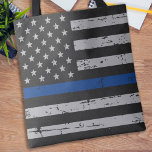 Bolsa Tote Sinalizador Thin Blue Line USA - Policial<br><div class="desc">Apresentando nossa nova bandeira azul fina Tote Bag, perfeita para policiais, mães policiais, esposas policiais, policiais e qualquer um que queira mostrar seu apoio à polícia. Projetada com couros falsos e um estilo vintage angustiado, esta bolsa de tote mostra a bandeira americana com uma impressionante linha azul fina que representa...</div>