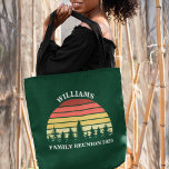 Bolsa Tote Sindicato da Família Personalizada de Campanha de<br><div class="desc">Legal encontro familiar com os sacos de tote em verde para que todo o grupo traga a natureza para um passeio ou acampamento. Estes presentes personalizados apresentam um belo pôr do sol vintage sobre uma floresta de árvores bonito sob seu texto personalizado.</div>