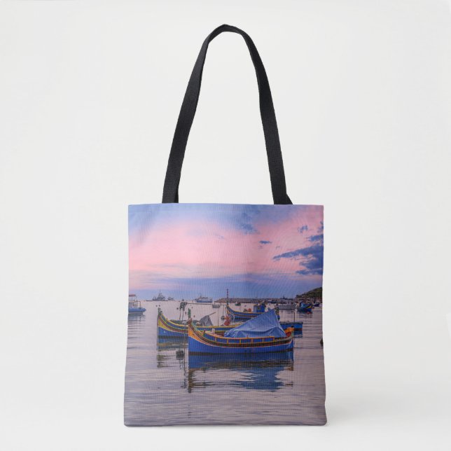 Bolsa Tote Sol sobre porto com barcos de pesca (Frente)