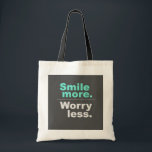 Bolsa Tote Sorria Mais, Preocupe-Se Menos Saco De Tote - Espa<br><div class="desc">Brilhe seu dia com esta bolsa de tote elevadora com a inspiradora frase 'Sorria mais. Preocupe-se menos." Feito com materiais de alta qualidade,  este saco de totas é perfeito para uso diário,  compro,  ou como presente para amigos e familiares que apreciam uma mensagem positiva."</div>