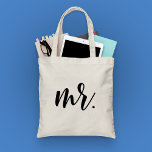 Bolsa Tote Sr. Modern Wedding Script Tote Bag<br><div class="desc">Girly-Girl-Graphics no Zazzle: Mr Modern Groom Wedding Customizable Black Script Calliographic Lettering Typografia Budget Tote Bag apresenta um design de na moda de tendências que faz um presente de celebração de casamento singularmente bonito para si mesmo, melhores amigos ou família do recém-casado noivo ou noivo. Obrigado pela sua compra. #mens...</div>