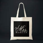 Bolsa Tote Sra. do futuro da sacola<br><div class="desc">A sacola com texto para o dia especial,  adiciona facilmente seu texto feito sob encomenda e muda a cor do fundo para serir seu estilo. O sobrenome como mostrado dobro-é espaçado,  solteiro-espaço do uso ou tamanho do texto da diminuição para caber uns nomes mais longos no coração.</div>