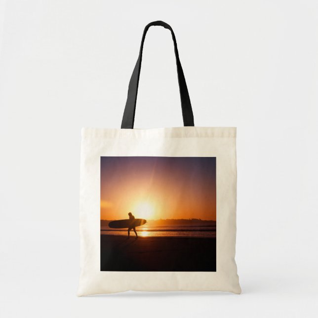 Bolsa Tote Surfer com surfboard na praia no Sunset (Frente)