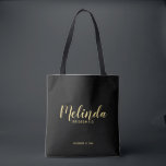 Bolsa Tote Tabelas de Bridesmaids Personalizadas Pretas e Dou<br><div class="desc">Tote Bag Personalizada por Bridesmaids modernos, com o nome personalizado da madrinha em estilo de fonte de script moderno em ouro, com título e data de casamento no estilo de fonte sans moderno em fundo preto. Também perfeito para Madrinha de casamento, Flor Girl, Mãe da Noiva e muito mais. Nota:...</div>