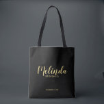 Bolsa Tote Tabelas de Bridesmaids Personalizadas Pretas e Dou<br><div class="desc">Tote Bag Personalizada por Bridesmaids modernos, com o nome personalizado da madrinha em estilo de fonte de script moderno em ouro, com título e data de casamento no estilo de fonte sans moderno em fundo preto. Também perfeito para Madrinha de casamento, Flor Girl, Mãe da Noiva e muito mais. Nota:...</div>