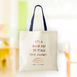 Bolsa Tote Teacher Bom Dia Pequeno Humano Típica Moderna Dive<br><div class="desc">Professor divertido lendo o saco de tote É UM BOM DIA PARA ENSINAR HUMANOS MENINOS em um design arco-íris de cor d'água. Um presente brilhante e moderno de apreciação de professores. Personalize com seu nome de professor!</div>