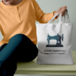 Bolsa Tote Teal Vintage Sewing Machine Seamstress<br><div class="desc">Saco de orçamento elegante para alfaiates,  costureiras,  designers de moda,  estilistas e muito mais apresentando uma ilustração de máquina de costura de safra em cor azul de pavão real com duas linhas de texto personalizado em branco. A cor da máquina de costura é editável!</div>