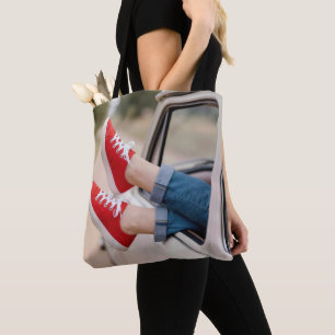 Bolsa Tote Tênis Vermelhos Pendurados na Janela de uma Caminh