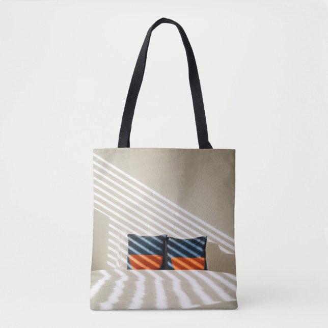 Bolsa Tote Têxteis de xadrez preto vermelho e branco em cama  (Frente)