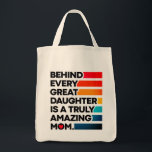 Bolsa Tote Texto de Expressão Design de Cubo para Dia de as m<br><div class="desc">Saco de Tote do Dia de as mães Elegante com um ditado fofo que diz "Por trás de cada filha de Excelente está uma Mãe Realmente Incrível." Com listras coloridas. Este bonitinho Tote Bag é perfeito para sua mãe para Dia de as mães! Um bonito presente de Dia de as...</div>