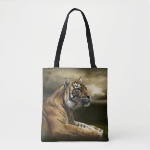 Bolsa Tote Tigre que olha e que senta-se sob o céu dramátic