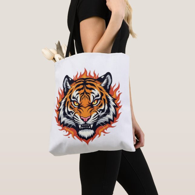 Bolsa Tote Tigre Silencioso – Precisão e Poder (Close Up)