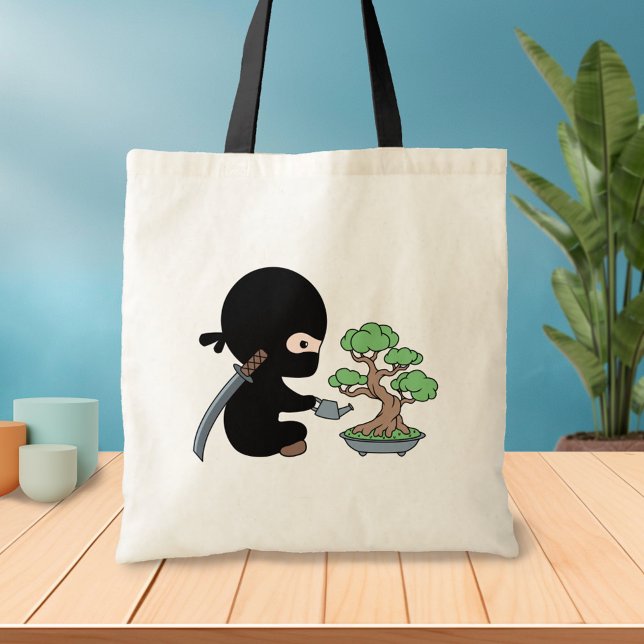 Bolsa Tote Tiny Ninja Watering Bonsai Tree (Criador carregado)