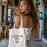 Bolsa Tote Tipografia da cidade de Montreal, colorida moderna<br><div class="desc">Uma bela tipografia da cidade de Montreal, um saco de tote colorido moderno. Texto e bolsa de letras coloridos modernos com letras de Montreal t é fofo. Ideia de presente para montreiros, turistas montreais, visitantes montreais, amigos, mulheres, mães, meninas, adultos, adolescentes para aniversários, feriados, natal, incentivos montreais. Lindos sacos modernos...</div>