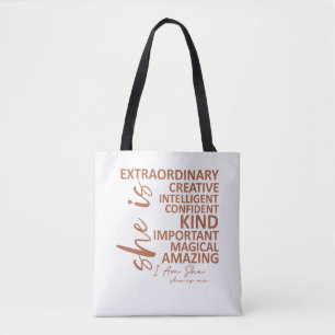 Bolsa Tote Tipografia de Afirmação "Ela é Eu" Mocha Mousse