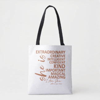 Bolsa Tote Tipografia de Afirmação "Ela é Eu" Mocha Mousse