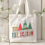 Bolsa Tote Tis The Season Modern Christmas Typografia<br><div class="desc">'Esta é a época da tipografia natalícia moderna Festiva Holiday Tote Bag mostra o texto "Esta é a estação" na tipografia moderna,  acentuada com árvores de Natal modernas. Perfeito para presentes de Natal,  decoração de Natal e festas de férias e muito mais. Criado pelo Evco Studio www.zazzle.com/store/evcostudio</div>