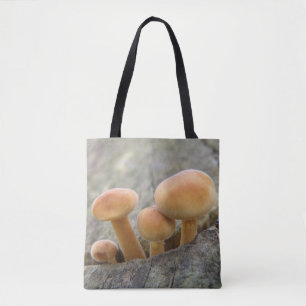 Bolsa Tote Toadstools em uma barra de ferramentas de tronco d