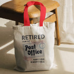 Bolsa Tote Trabalhador Postal Aposentado, Mailman Funny<br><div class="desc">Design de aposentadoria engraçada para um trabalhador postal. Este carteiro moderno na tipografia moderna diz: "Aposentado do Escritório de Posto Todas as Horas é Feliz". Presente perfeito para seu porta-cartas</div>
