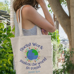 Bolsa Tote Trabalho social inspirador faz o mundo girar<br><div class="desc">Um presente de tote de assistente social bonito que apresenta pessoas de mãos dadas pelo planeta Terra em azul e verde. Uma bela maneira de mostrar como o trabalho social cura e ajuda as pessoas. O trabalho social faz o mundo girar e ser um lugar melhor.</div>
