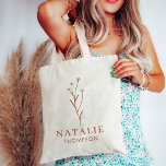 Bolsa Tote Trendy Boho Chic Terracotta Flower Personalizada<br><div class="desc">Trendy Boho Chic Terracotta Flower Personalizou Tote Bag, uma bela mistura de elegância e funcionalidade talhada para a mulher moderna e na moda. Esta mala de tote sobredimensionada é adornada com um design de flor silvestre lindamente detalhado em tons de terracota quente, capturando a essência da chic boêmica. Personalizado com...</div>