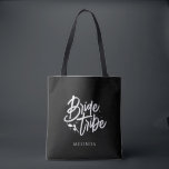 Bolsa Tote Tribo de Noiva Personalizada Minimalista Negra<br><div class="desc">Este saco de tote com o nome da Tribo Negra Negra Negra Negra Negra Negra,  com design caligrafia ousada e o nome da solteira será excelente para o fim de semana de solteira ou presentes ou favores de casamento e chá de panela.</div>
