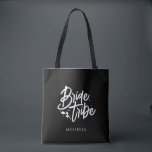 Bolsa Tote Tribo de Noiva Personalizada Minimalista Negra<br><div class="desc">Este saco de tote com o nome da Tribo Negra Negra Negra Negra Negra Negra,  com design caligrafia ousada e o nome da solteira será excelente para o fim de semana de solteira ou presentes ou favores de casamento e chá de panela.</div>