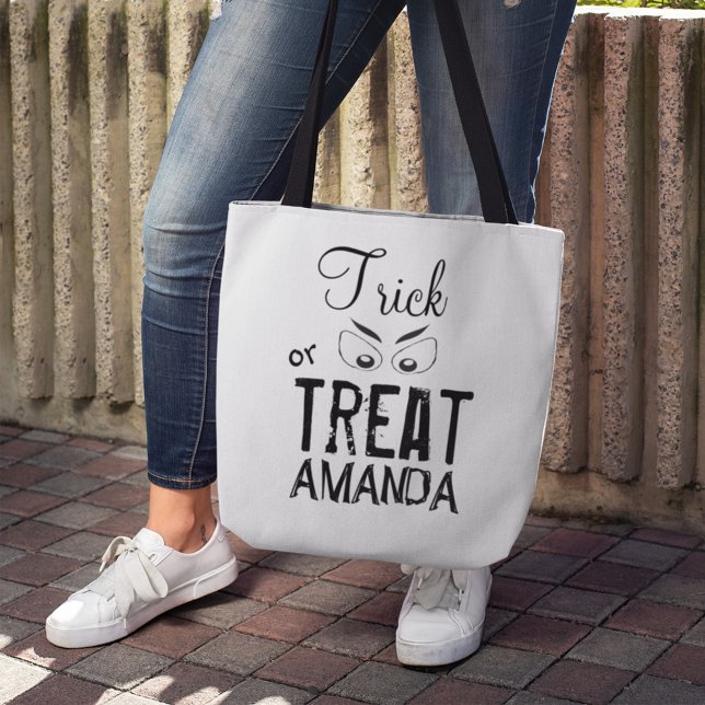 Bolsa Tote Trick or Treat Olhos Assustadores de Halloween Per (Personalized Trick or Treat Halloween tote bag with spooky eyes and custom name design.)