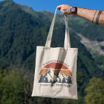 Bolsa Tote Trilha de Sindicato da Família Personalizada Sunse<br><div class="desc">Este maravilhoso pôr do sol sobre montanhas rochosas na natureza faz uma imagem excelente para uma reunião de família para uma viagem por estrada ou férias de verão. Comemore este belo presente de guardiã adicionando seu próprio nome e o ano com nossa ferramenta de personalização.</div>