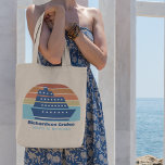 Bolsa Tote Trip Sunset Personalizado para a Família de Navios<br><div class="desc">Legal navio de cruzeiro personalizado para sua reunião familiar ou viagem de férias de primavera às Bermudas,  Bahamas ou O Caribe. Personalize essa bonitinha de manutenção com seu nome de família e destino ou ano.</div>