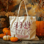 Bolsa Tote Truque De Esqueleto Rosa Personalizado Ou Doces De<br><div class="desc">Adicione um toque de elegância caprichosa ao Dia das Bruxas do seu filho com a nossa Ballerina Personalizada Dançante Rosa Trick ou Trate Candy Tote Bag. Esta bolsa encantadora apresenta bailarinas de esqueleto rosa charmoso dançando graciosamente através do saco, oferecendo uma mistura deliciosa de na moda e assustador. Perfeito para...</div>