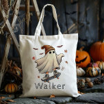 Bolsa Tote Truque De Fantasma Personalizado Do Skateboard Ou<br><div class="desc">Prepare-se para um Halloween assustador e cheio de diversão com nosso Truque de Fantasma Personalizado ou Trate Candy Tote Bag! Perfeito para as crianças que adoram uma mistura de aventura e diversão fantasma, esta mala personalizada do Dia das Bruxas apresenta um legal design fantasma de skate, fazer-o o melhor acessório...</div>