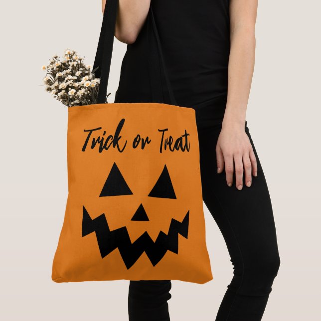 Bolsa Tote Truque de Halloween ou Trate a face laranja de abó (Close Up)