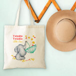 Bolsa Tote Twinkle Twinkle Pequena Estrela Elefante<br><div class="desc">Bag de Tote de Elefante para Bebê com design bonitinho e complementar dizendo "Estrela Pequena Brilhante". A design apresenta um elefante bebê balanceando um guarda-chuva no seu porta-malas e pegando estrelas em queda e corações de amor. Um design doce, perfeito como saco de livros para crianças ou como saco de...</div>