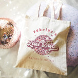 Bolsa Tote Última Festa de solteira de Disco Retroativa<br><div class="desc">Bem-vindos amigos à vaqueira da discoteca ou aos 70 anos de uma despedida de solteira com essas malas fofinhas personalizadas. Design apresenta uma bola de disco em tons de rosa empoeirado com "ultima discoteca" sobreposta em letras retrorreflectoras. Personalize com o nome da noiva, o local da festa e/ou a data....</div>