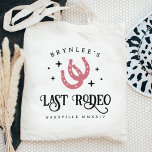 Bolsa Tote Última Festa de solteira de Ferraduras Rodeadas<br><div class="desc">Bem-vindos amigos à vaqueira da discoteca ou ao fim de semana da solteira do mundo ocidental com estas bonitinhas de tote personalizadas. Design apresenta um par de ferraduras cor-de-rosa rosa empoeiradas flanqueadas por estrelas no estilo disco retrô com "último rodeio" embaixo. Adicione seu nome, nome da localização e o ano....</div>