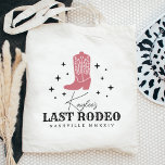 Bolsa Tote Última Festa de solteira Rodeo Cowgirl<br><div class="desc">Bem-vindos amigos à vaqueira da discoteca ou ao fim de semana da solteira do mundo ocidental com estas bonitinhas de tote personalizadas. Design apresenta uma ilustração empoeirada de inicialização de cowboy cor-de-rosa rosa com "último rodeio" por baixo. Adicione seu nome,  nome da localização e o ano.</div>